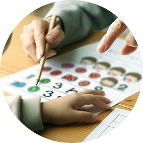 学習塾で教えている様子